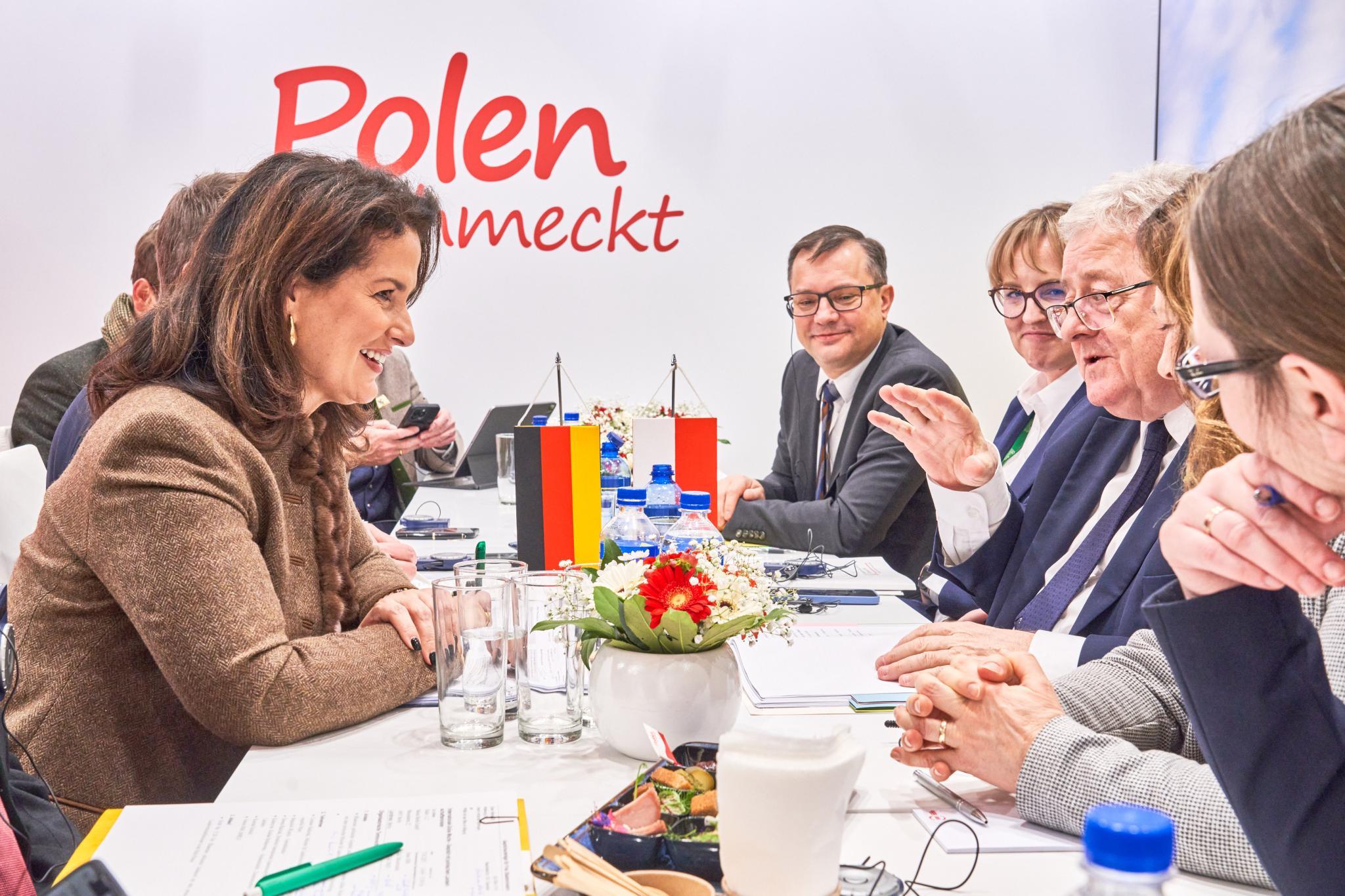 바이에른, 지역 및 농업 예산 통합에 반대하여 폴란드에 합류