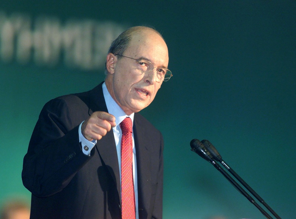 그리스를 유로존에 편입시킨 코스타스 시미티스 전 총리가 88세의 나이로 사망했다.