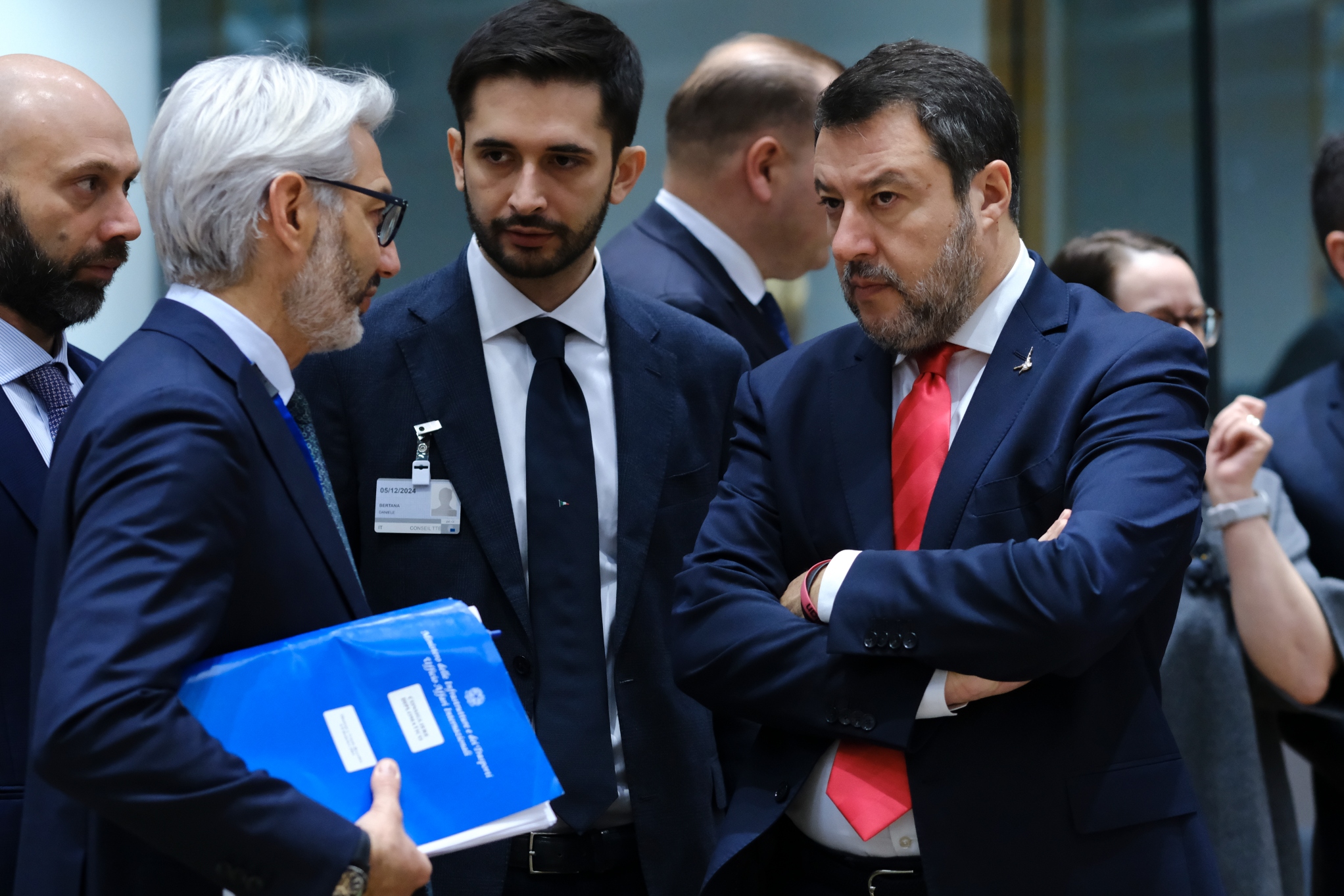 살 비니는 이탈리아를 철수하겠다고 위협한다