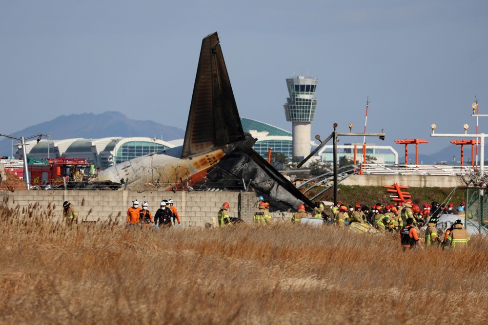 한국 여객기 추락 사고로 승객 175명 대부분 사망 우려