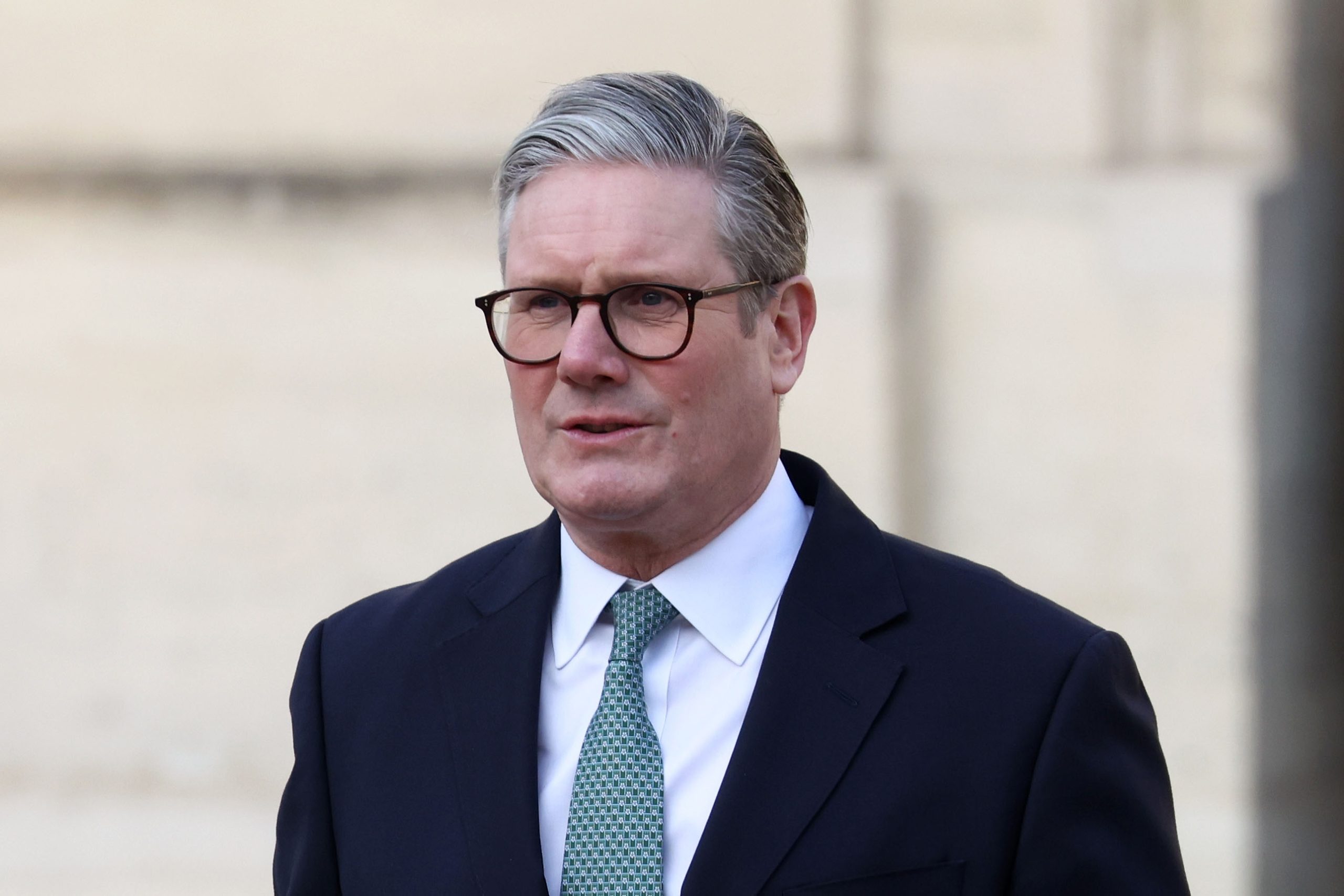 British PM Starmer Pledges 2.5% GDP 방어 지출 2027 년