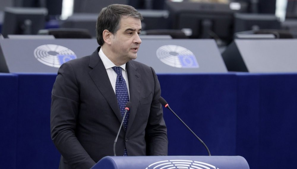 Fitto 커미셔너는 EU 자금의 빠른 재구성을 요구합니다