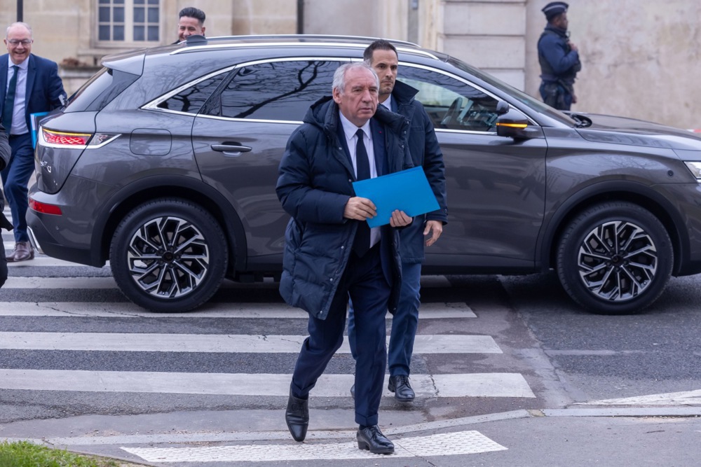 프랑스는 사회 주의자들이 정부 뒤에 집회함에 따라 2025 예산에 한 걸음 더 가까이