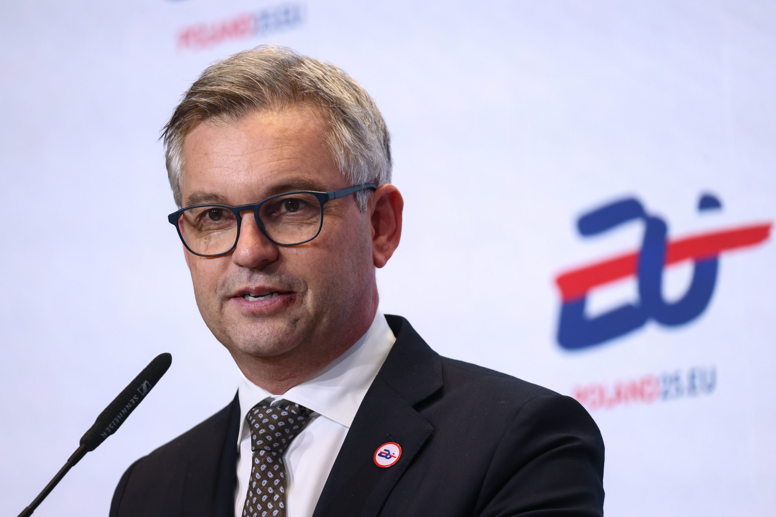 EU Migration Chief는 안전한 제 3 국가 검토 및 원산지 목록의 가속화