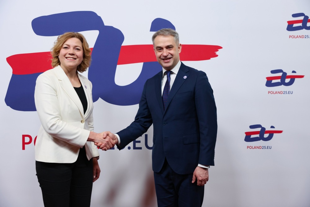 머스크가 우크라이나의 스타 링크 액세스를 삭감하면 폴란드 디지털 장관이 '큰 국제 위기'에 대해 경고