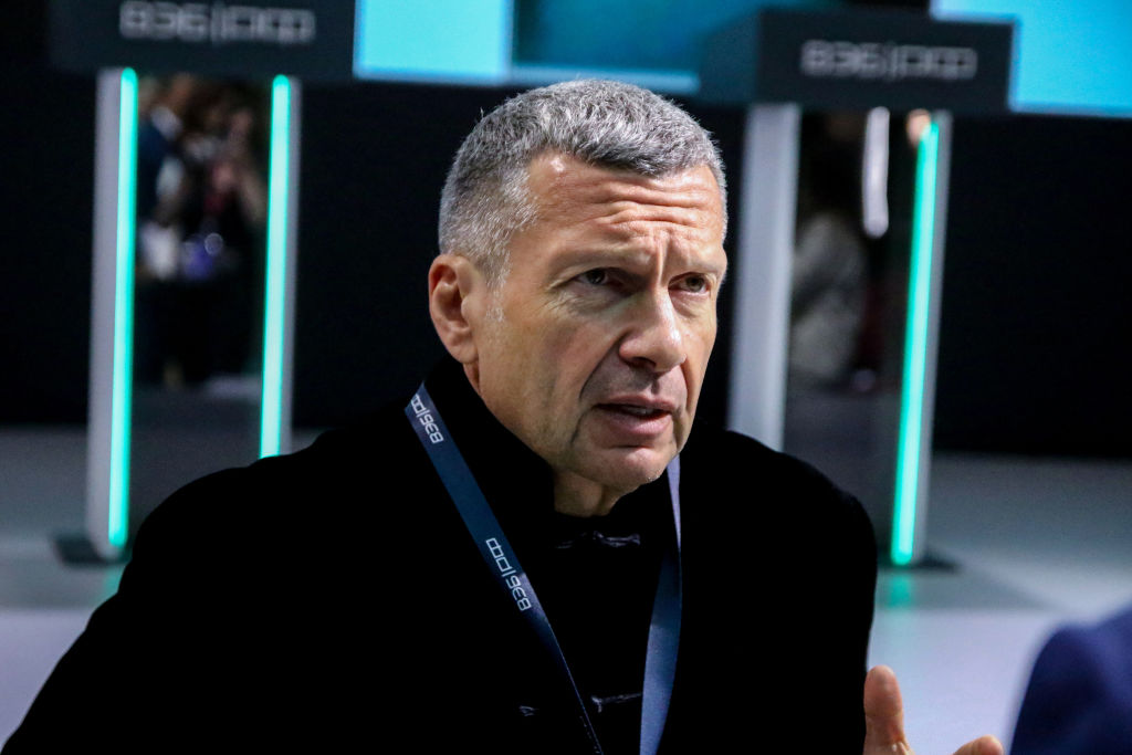 프랑스 규제 당국은 EU-SANCTIONED RUSSIAN TV 채널을 떨어 뜨리라고 Eutelsat를 주문합니다.