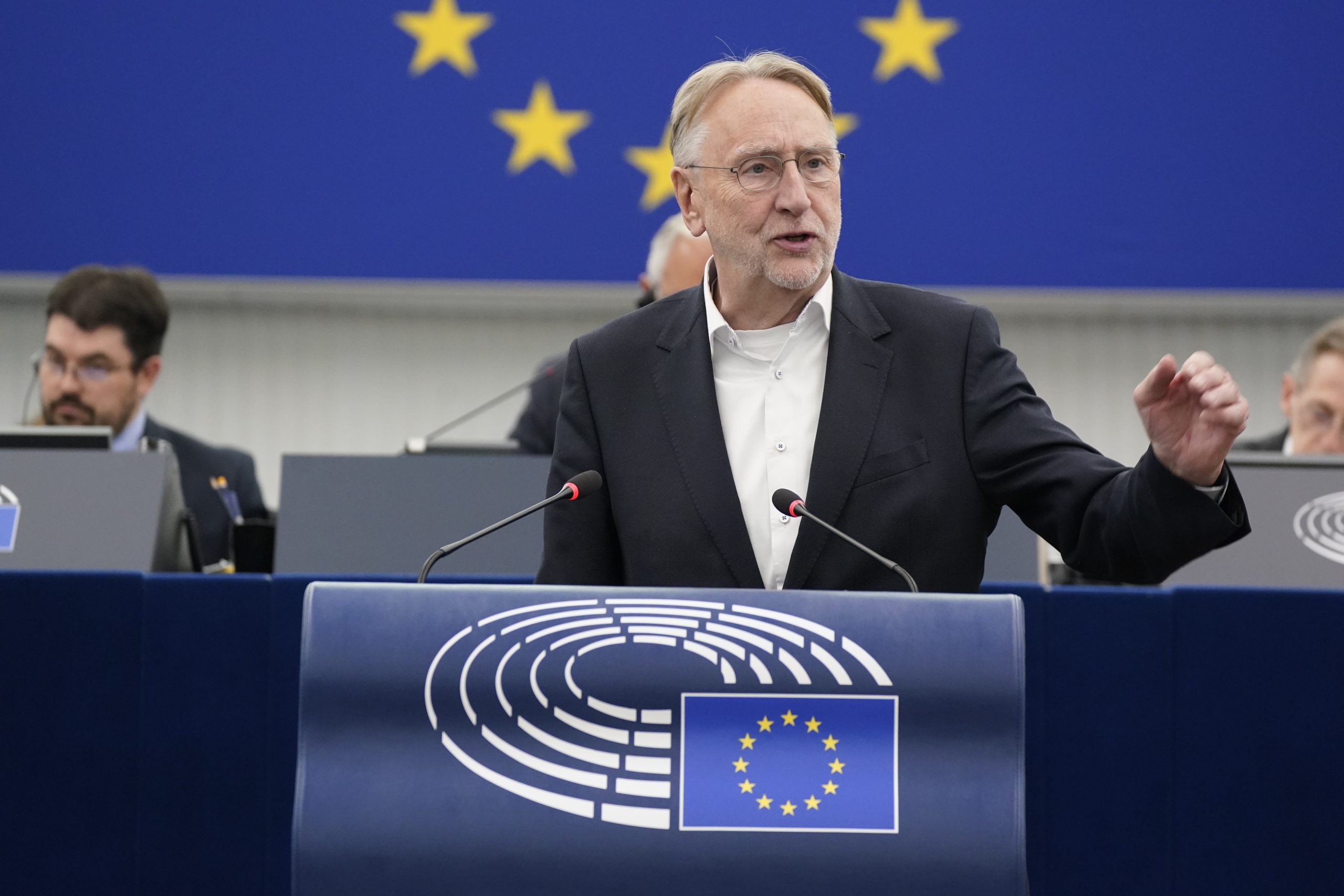 브뤼셀은 미국 무역 거래에 도달하기 위해 관세로 중국을 강타 할 수 있다고 최고 EU 의원은 말합니다.