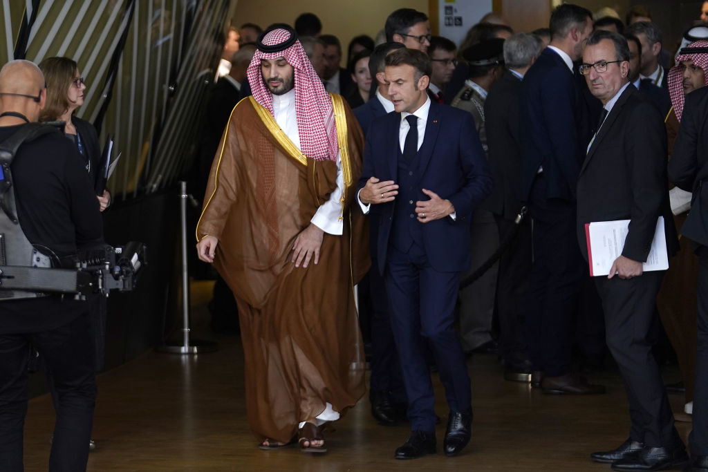 간단한 : 바위와 단단한 장소 사이 - Macron과 무엇을해야합니까?