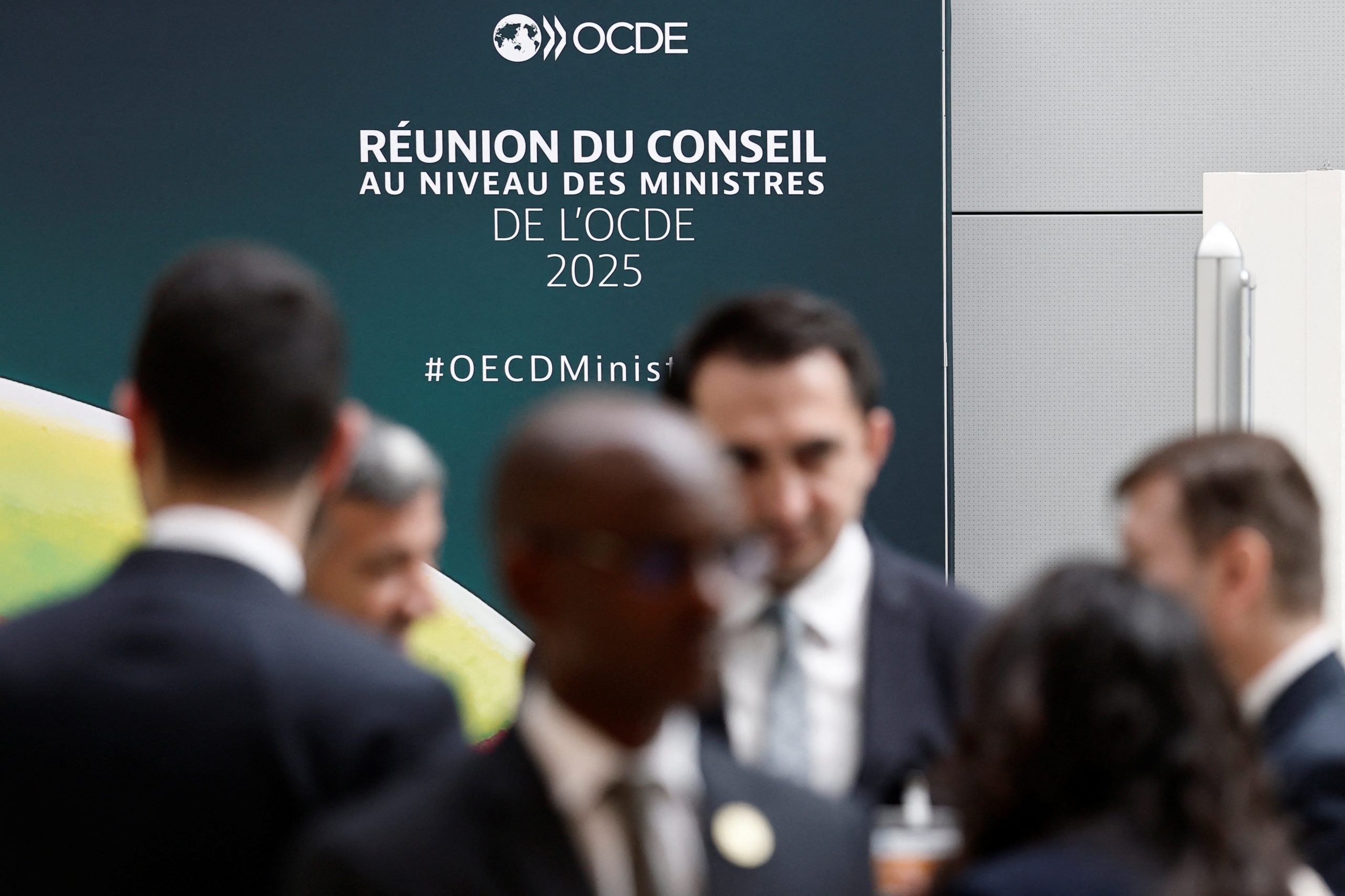무역 전쟁은 세계 경제 성장 전망을 줄이며 OECD에 경고합니다
