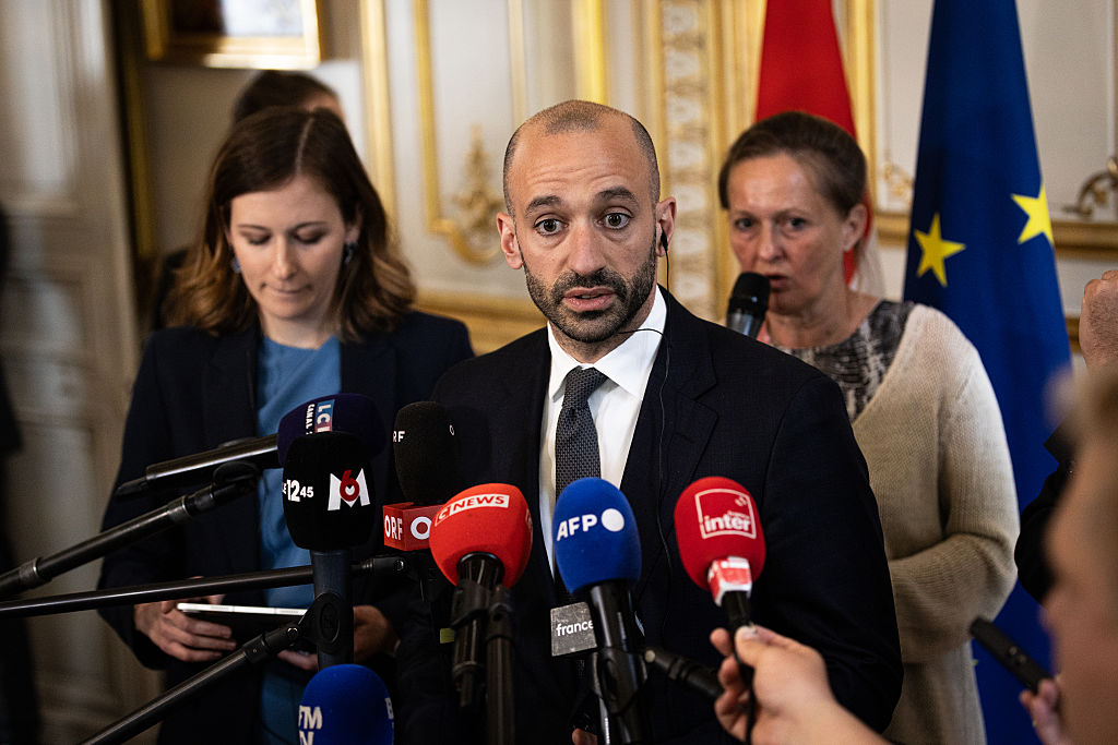 프랑스는 독일과 다른 사람들이 의심을 제기함에 따라 2 조 유로 예산을 방어합니다.