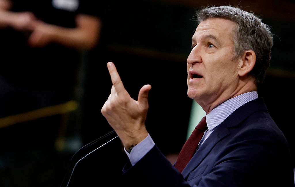 Feijóo는 Sánchez의 압력 마운트로 스페인의 보수적 지도자를 재선했습니다.