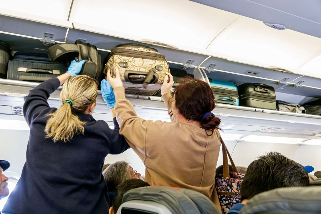 MEPS의 무료 객실 가방 제안에서 Airline Lobby Furious