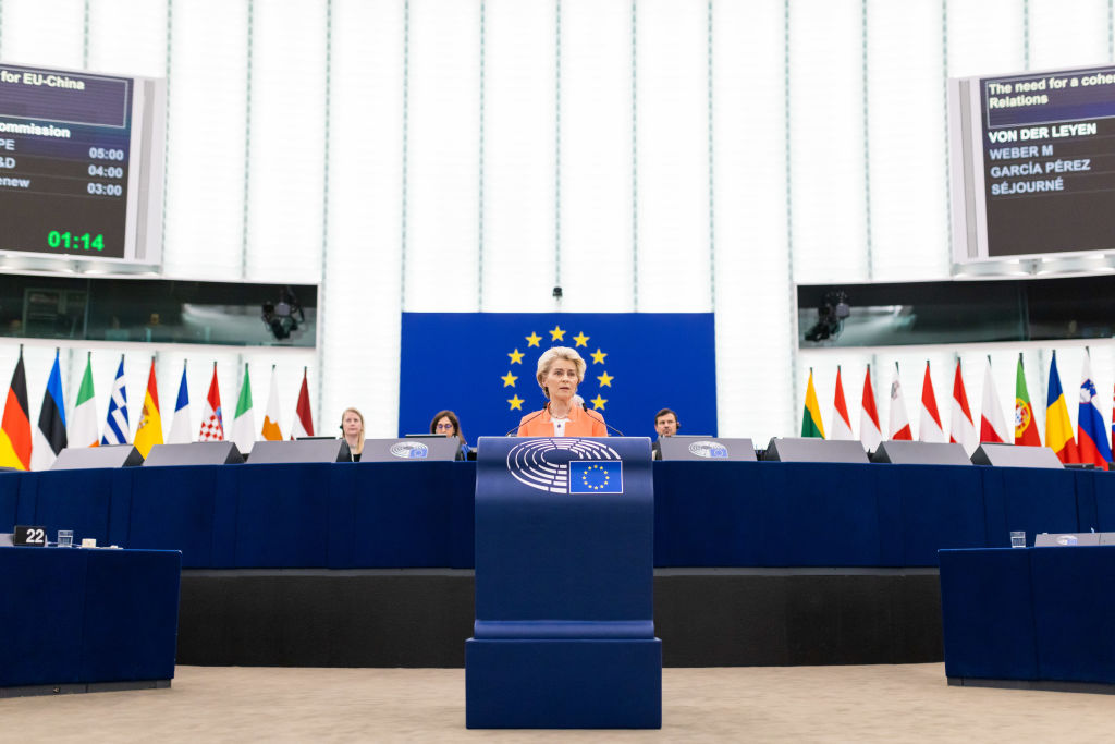 Von der Leyen에 대한 비난의 움직임은 Weber에 대한 공격으로 바뀝니다.