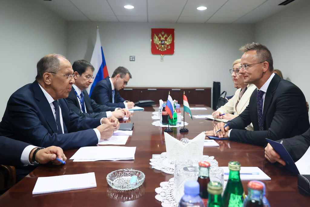 부다페스트는 러시아 석유를위한 새로운 파이프 라인에 대한 베오그라드와의 거래를 주장합니다.