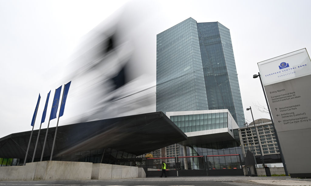 트럼프가 관세 클라우드 전망으로 인해 ECB는 요금을 안정적으로 보유하고 있습니다