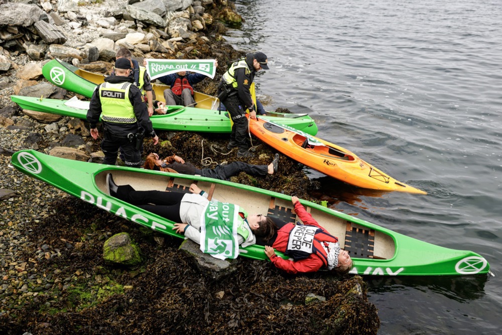 '석유의 미래 없음': Greta Thunberg와 200 명의 운동가들은 노르웨이 석유 정유소를 차단합니다.