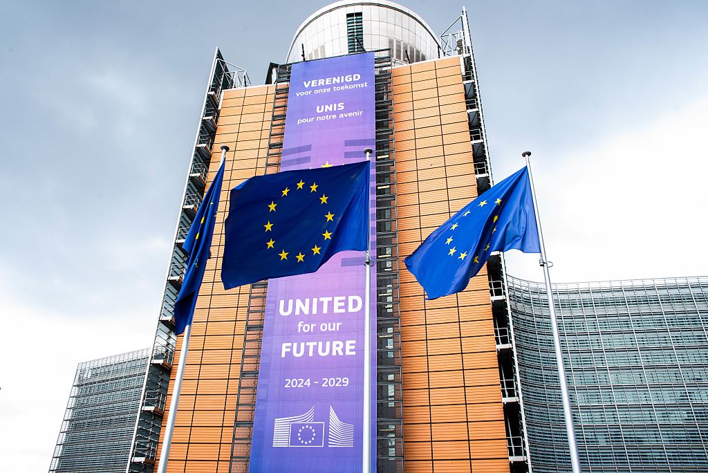 EU는 우리에게 '1 조 1 조 달러 지출 서약'이 '구속력이 없다'고 말합니다.