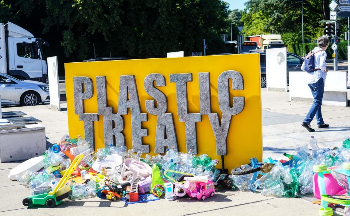 멈춘 제네바 대화는 랜드 마크 플라스틱 오염 조약을 위협합니다