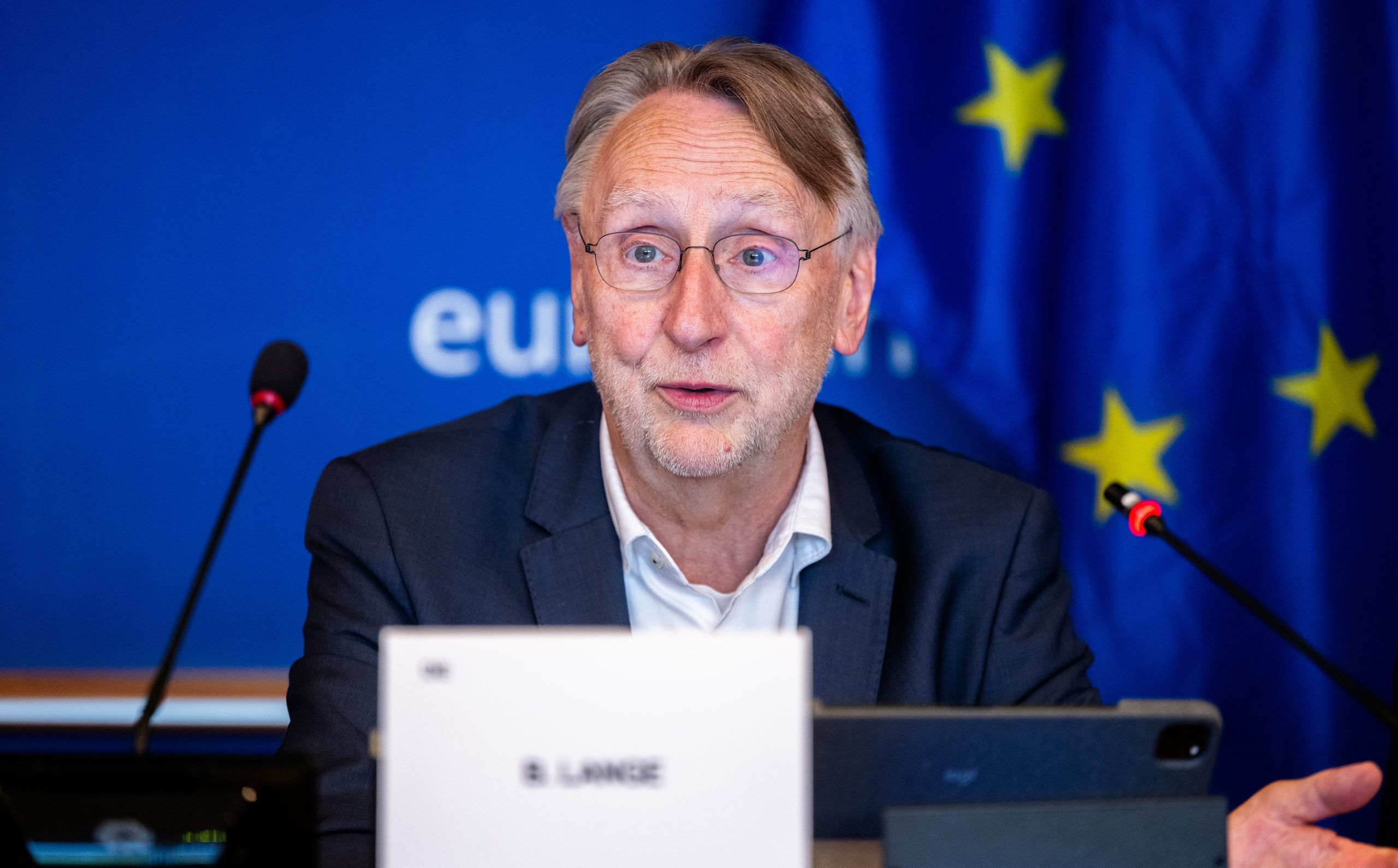 브뤼셀은 우리를 달래기 위해 디지털 법률을 폐기 할 수 있으며, 최고 EU 의원에게 경고합니다.