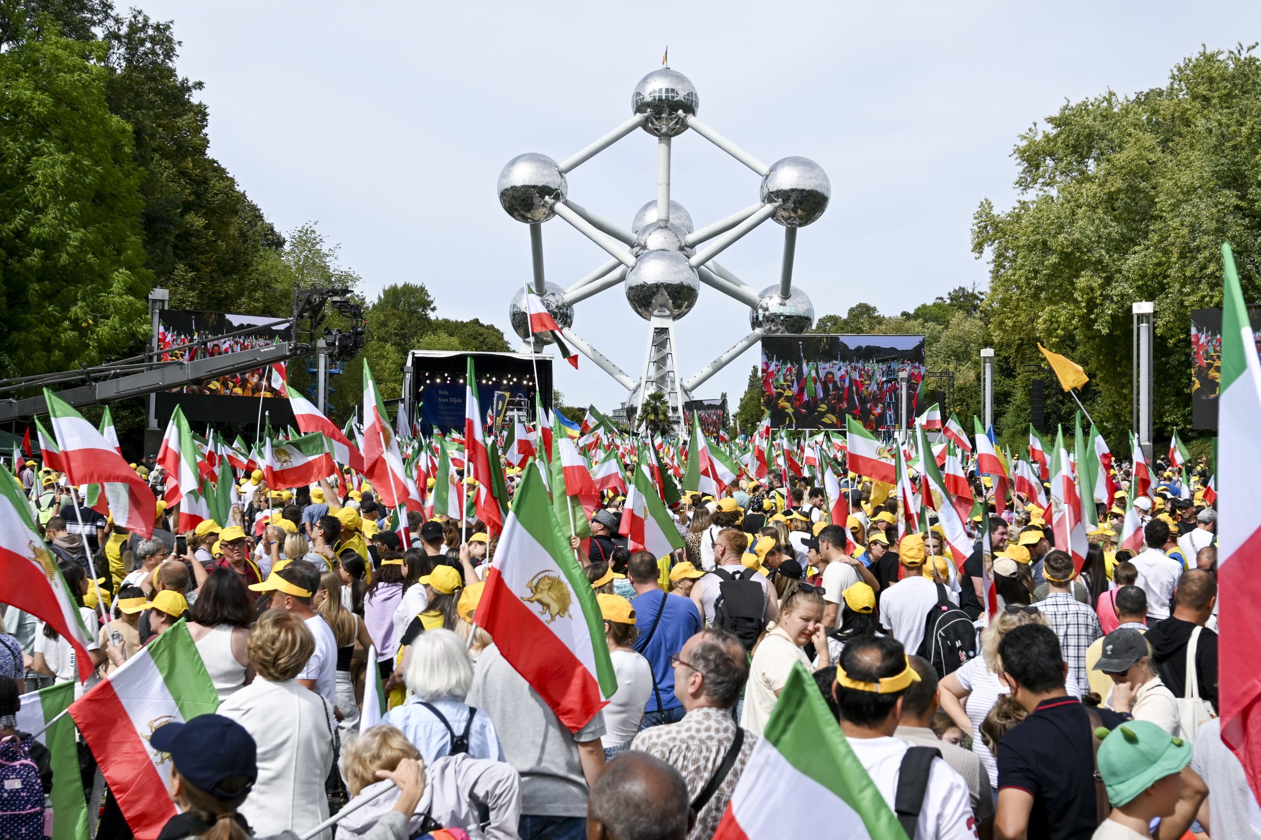 브뤼셀에서이란 정부에 대한 수천 명의 항의