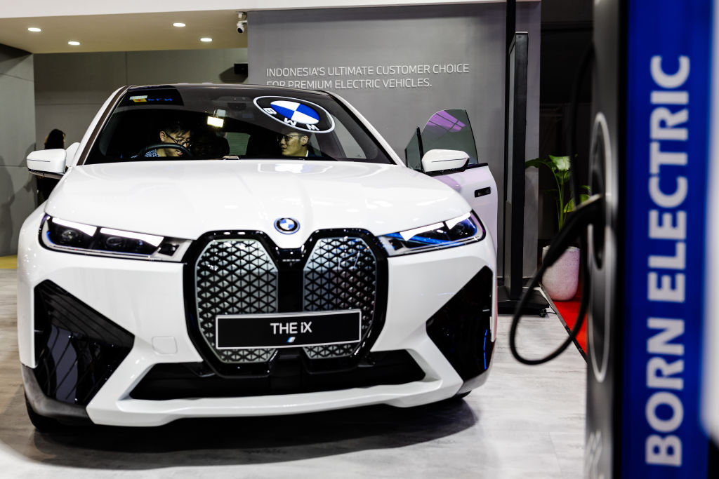 유럽인들은 고품질의 EV를 만들고 있지만 CEO는 일시 정지를 치고 싶어합니다.