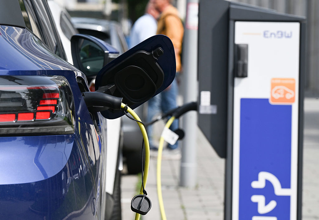 전기 자동차 판매 예측 EU가 CO2 한도 준수를 완화함에 따라 삭감