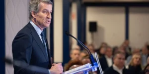 Feijóo는 가족의 부담을 덜어주기 위해 휘발유와 전기에 대한 VAT를 낮출 것을 제안합니다.