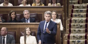 Feijóo는 Sánchez가 Adamuz를 방문하는 것보다 중국 여행을 더 선호한다고 비난합니다.