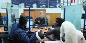 경찰은 정부가 보안과 계획을 등지고 입법을 하고 있다고 비난한다.