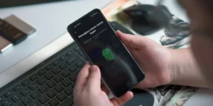 로이터 통신에 따르면 Apple AI China: Alibaba로 자체 모델을 훈련시키고 전략을 깨뜨렸습니다.