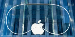 Apple의 새로운 CEO인 John Ternus가 AI 전쟁의 한가운데에서 Tim Cook의 뒤를 잇습니다.
