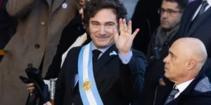 Javier Milei는 Malvinas 석유 회사와 해군 기지에 대한 제재로 영국에 도전합니다.