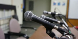 세우타 위기는 PP와 Vox를 통합하고 수사 블록을 분할합니다.