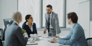 팀 쿡(Tim Cook)이 애플 CEO직을 중단하고 이사회 의장을 맡게 되며 레빈슨(Levinson)이 권력을 잡게 됩니다.