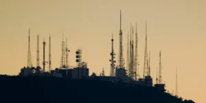 SpaceX는 통신 사업자가 되기 위해 80,000개의 타워를 협상하고 Verizon, AT&T 및 T-Mobile에 도전합니다.