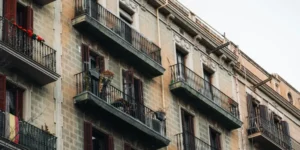 Vox는 PP, Junts 및 UPN을 통해 의회에서 정부의 두 주택 법령을 파기합니다.