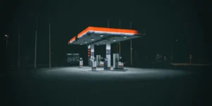 백악관은 수치나 대응 내용을 밝히지 않고 휘발유 가격을 낮추는 ‘주요 에너지 협정’을 발표했습니다.
